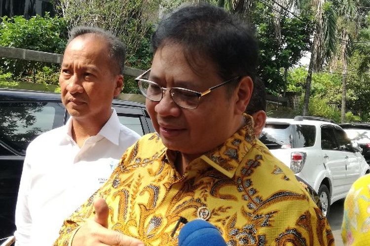 Ketua Umum Partai Golkar Airlangga Hartarto seusai menemui Maruf di kediamannya di kawasan Jalan Situbondo, Menteng, Jakarta, Rabu (22/5/2019)