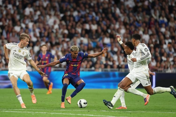Pemain Barcelona #10 Lamine Yamal (tengah) dibayangi #24 Dean Huijsen (kiri), #03 Eder Militao dan #05 Jude Bellingham (kanan) dalam pertandingan sepak bola Liga Spanyol antara Real Madrid vs Barcelona di Stadion Santiago Bernabeu di Madrid pada 26 Oktober 2025. (Foto oleh Oscar DEL POZO / AFP)