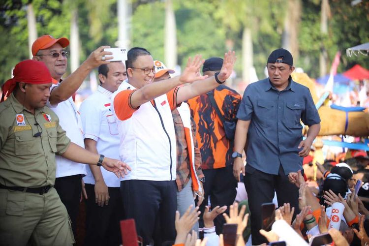Bakal Calon Presiden (Bacapres) dari Koalisi Perubahan untuk Persatuan (KPP) Anies Baswedan saat bertemu dengan relawan dan kader PKS di Lapangan Tegalega, Kota Bandung, Jawa Barat pada Sabtu (5/8/2023)