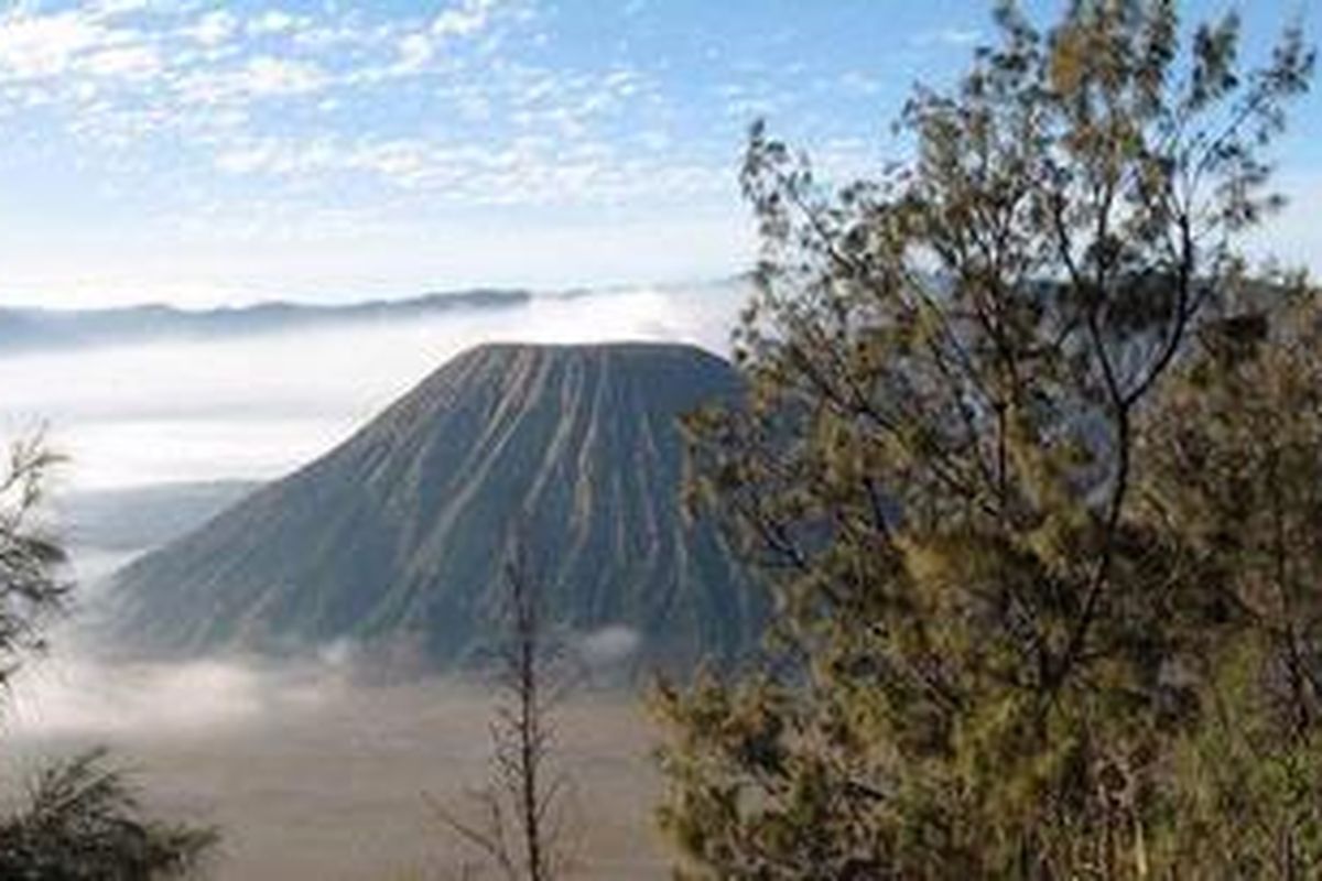 Gunung Batok dari kejauhan.