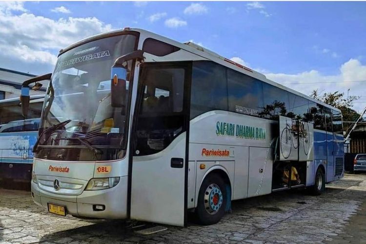 Bodi bus Tourismo buatan karoseri Morodadi Prima