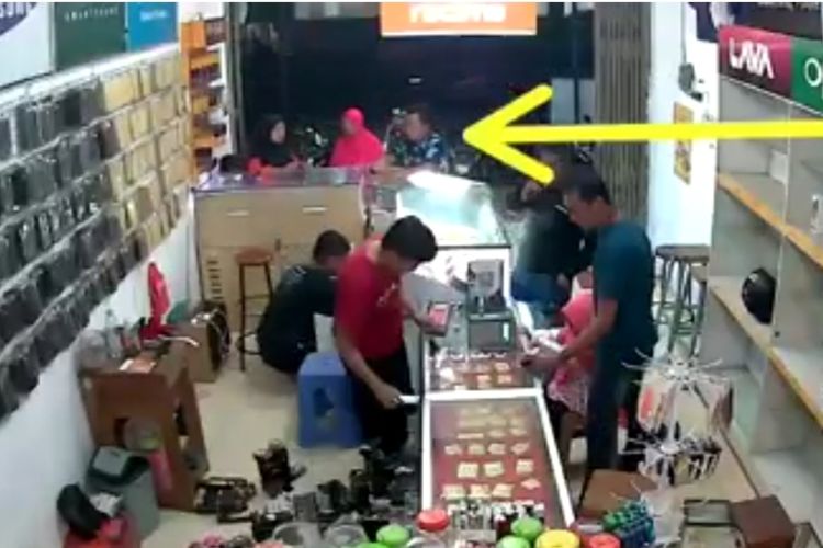 Potongan gambar rekaman CCTV menunjukkan pelaku pencurian handphone di konter Kabupaten Probolinggo.