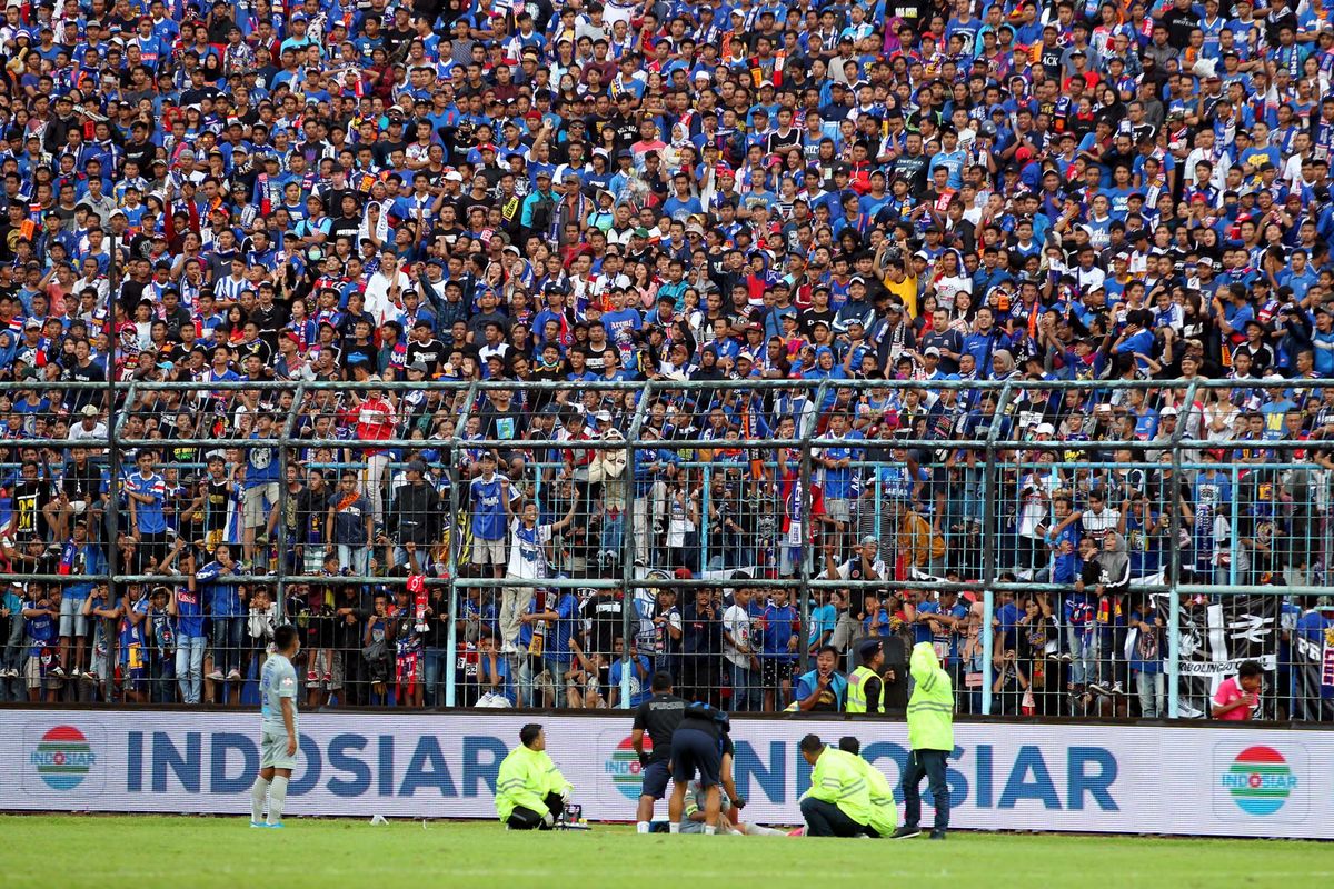 Sebanyak 27.181 Aremania menyaksikan Arema FC melawan Persib Bandung pada lanjutan Liga 1 2020 yang berakhir dengan skor 1-2 di Stadion Kanjuruhan Malang, Minggu (08/03/2020) sore.