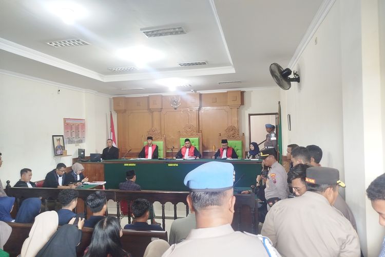 Moh Maulidi Al Izhaq (21) tertunduk lesu saat di hadapan majelis hakim, Kamis (22/5/2025). 