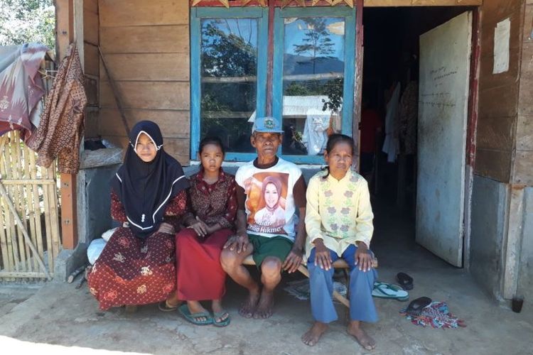 Foto keluarga Siti Ropiah (berjilbab) bersama adiknya Maimah, dan kedua orangtuanya