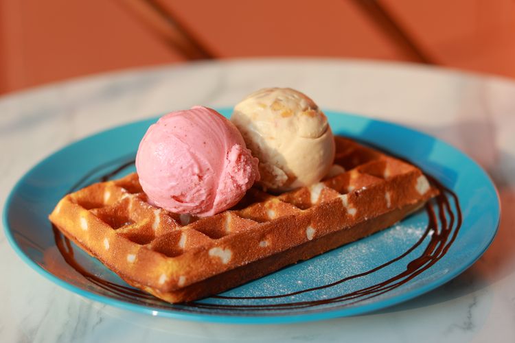 Udders Ice Cream varian Strawberry Fields dan Mochi Waffle.