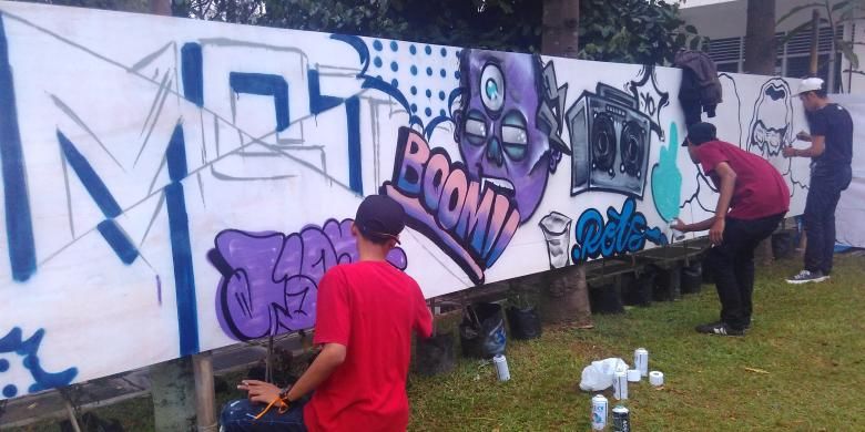 Beberapa pelajar sedang menggambar mural di SMA Tarakanita Magelang untuk mengurangi aksi vandalisme dan menyuarak pesan moral, belum lama ini.