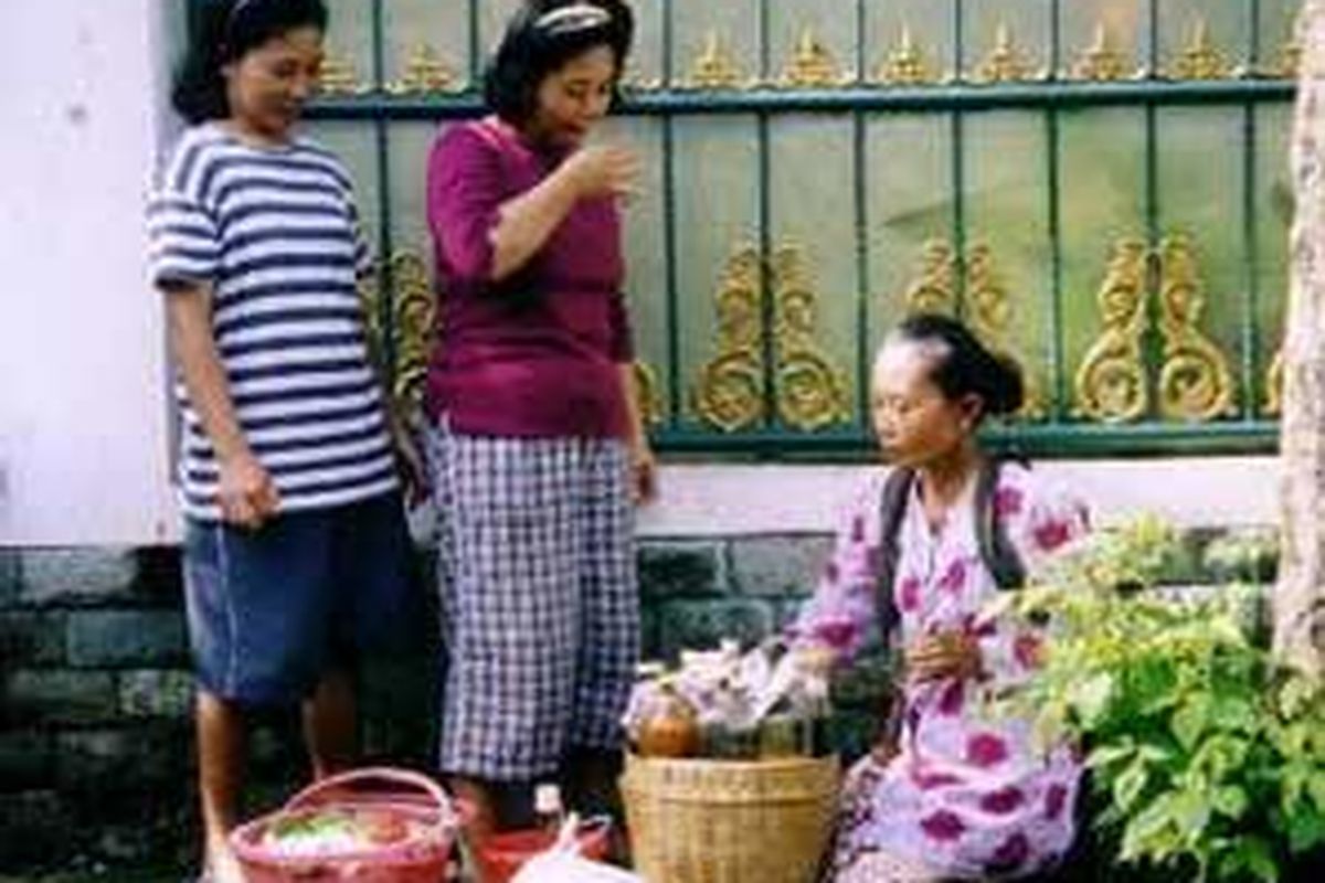 Ada jutaan perempuan yang terlibat dalam kegiatan usaha mikro, seperti yang dilakukan Amarunah dengan berjualan jamu.