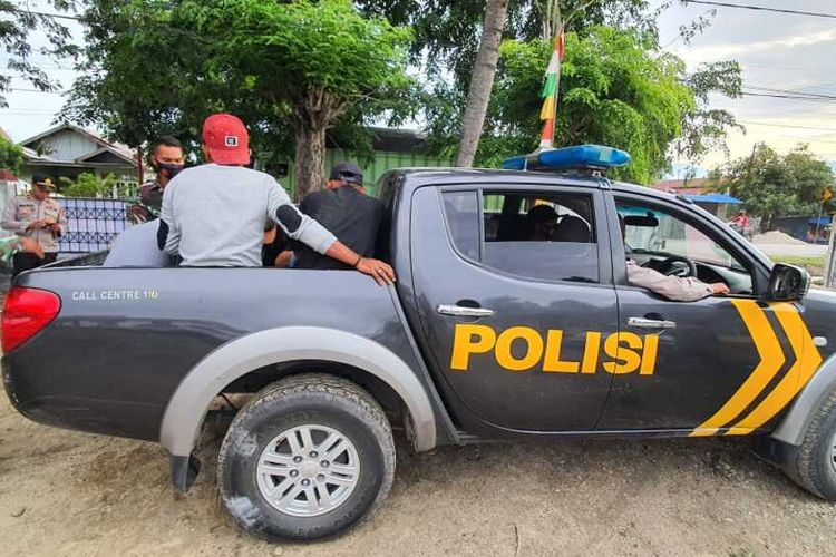 Bantu pelaku perjalanan yang tidak memiliki surat keterangan rapid tes antigen, sebanyak 6 orang pemuda di Palu ditangkap dan dibina, Jumat (29/1/2021).