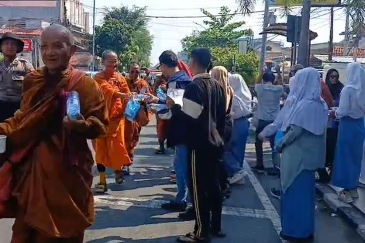 Perjalanan Menuju Borobudur untuk Waisak, 36 Biksu Thudong Singgah di Semarang 2 Hari