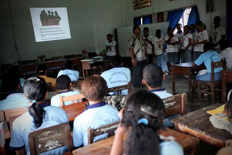 Siswa dididik tentang HIV/AIDS di sebuah sekolah pada tanggal 3 Oktober 2009 di Merauke, Papua.