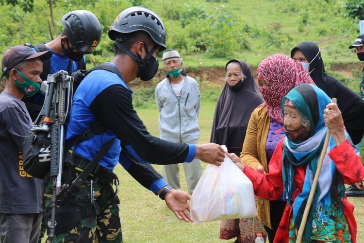 Pusat Pendidikan dan Latihan Komando Pasukan Khusus (Pudiklatpassus) Kopassus menggelar bakti sosial (baksos) di Kampung Cihuni, Desa Sukamulya, Tegalwaru, Purwakarta, Jawa Barat, Rabu (14/10/2020).