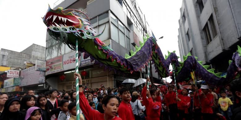 Peserta Cap Go Meh (CGM) Bogor Street Festival 2017 melintas di Jalan Suryakencana, Bogor, Jawa Barat, Sabtu (11/2/2017). Festival budaya untuk memperingati perayaan Cap Go Meh, hari ke-15 setelah perayaan Imlek.