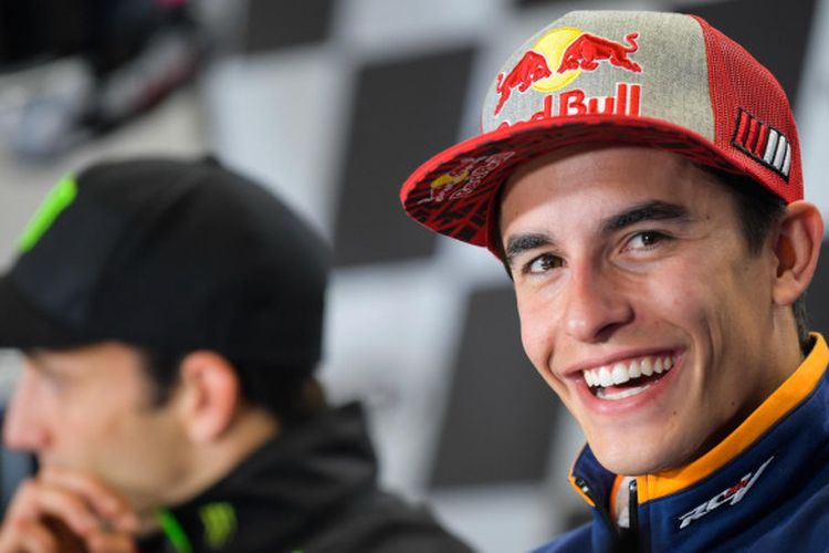 Pebalap Repsol Honda, Marc Marquez (kanan), ketika mengikuti konferensi pers jelang seri balap MotoGP Prancis di Sirkuit Le Mans pada Kamis (17/5/2018).
