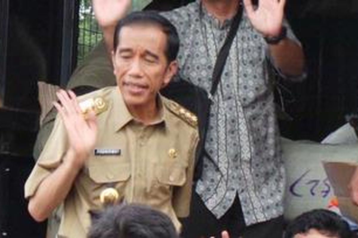 Gubernur DKI Jakarta Joko Widodo saat memberikan bantuan pada warga di rusun Marunda, Jakarta Utara, Selasa (12/2/2013). Dalam kesempatan ini Jokowi juga menyempatkan diri mendengar keluhan warga yang akan direlokasi ke rusun Marunda.