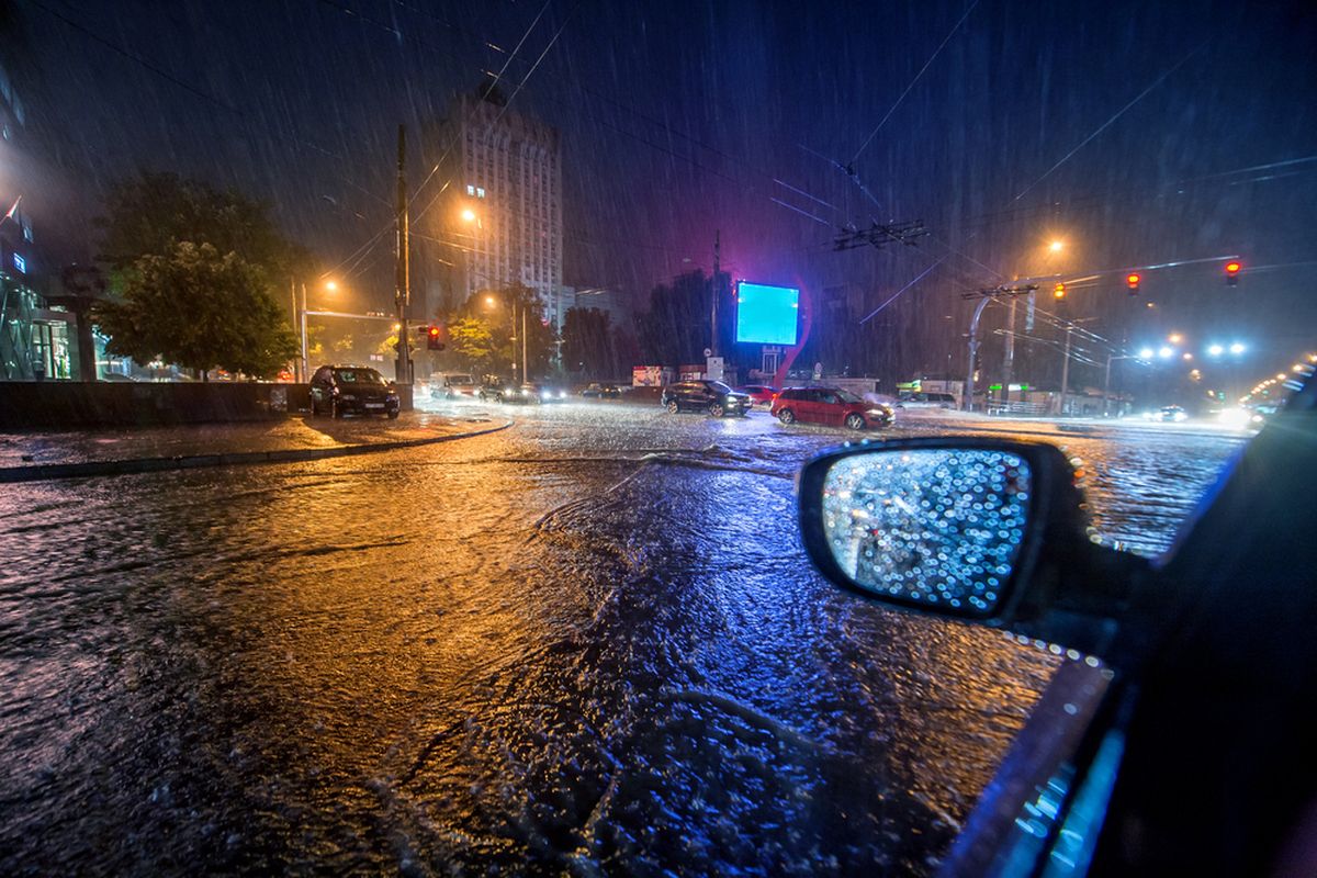 Ilustrasi cuaca hujan di malam hari - Jatim masih diguyur hujan meski sudah masuk musim kemarau