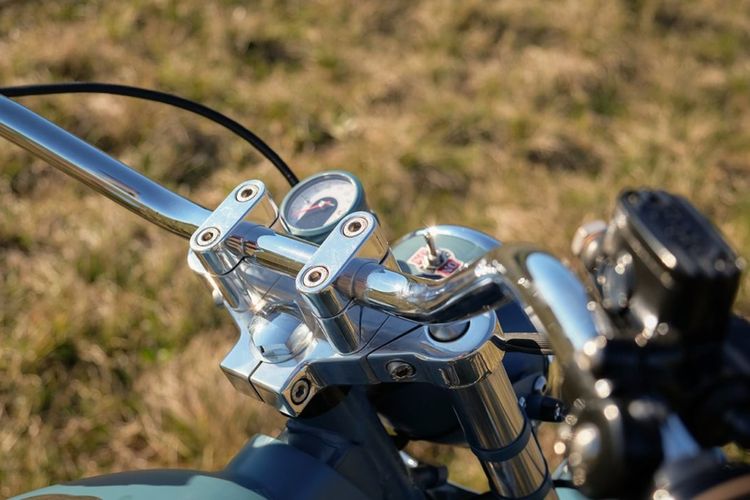 Royal Enfield Classic 500 bergaya scrambler garapan Baak Motocyclettes