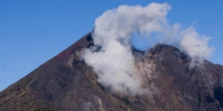 Awan menyelimuti puncak Gunung Rinjani (3726 m) di Lombok, Nusa Tenggara Barat. Puncak ini merupakan bagian dari Gunung Samalas yang meletus hingga melumpuhkan dunia pada tahun 1257. Superletusan mengakibatkan terbentuknya kaldera dan Danau Segara Anak.