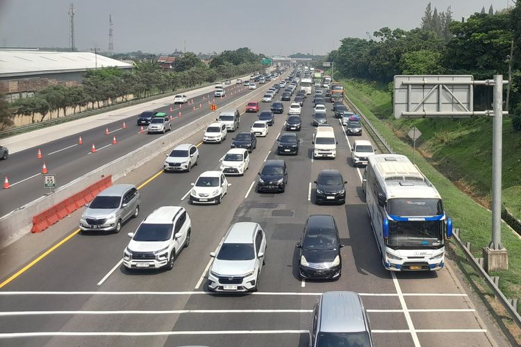 Tol Japek Padat Siang Ini, Contraflow 2 Lajur di Km 36 -70, Antrean Masuk Rest Area Mengular
