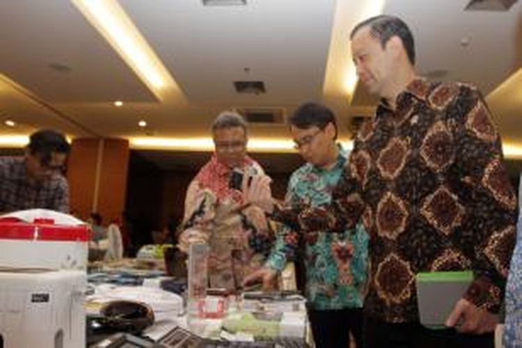 Menteri Perdagangan Thomas Lembong (kanan) bersama Kepala BPOM Roy Sparringa (dua kanan) melihat produk hasil pengawasan semester II tahun 2015, di kantor Kementerian Perdagangan, Jakarta Pusat, Selasa (22/12/2015).