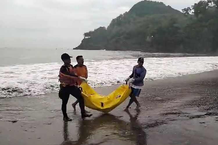 Setelah dilakukan pencarian selama satu hari, akhirnya pencari kerang yang terseret gelombang laut di Pantai Karangbolong, Kebumen, Jawa Tengah ditemukan