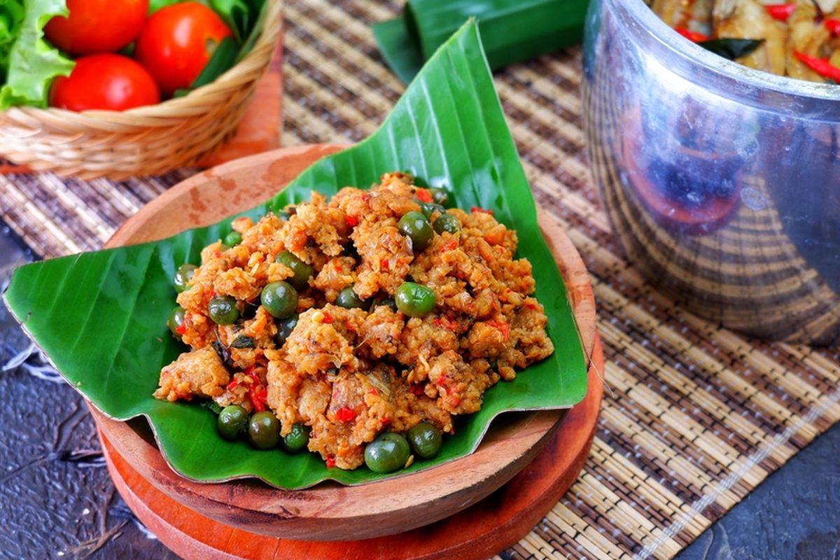 Hidangan tumis oncom daun kemangi dengan warna cerah dan aroma khas, disajikan hangat untuk melengkapi menu makan siang