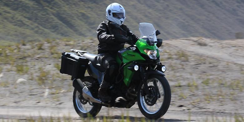 KompasOtomotif di atas Kawasaki Versys-X 250 di lautan pasir Bromo, Jawa Timur.