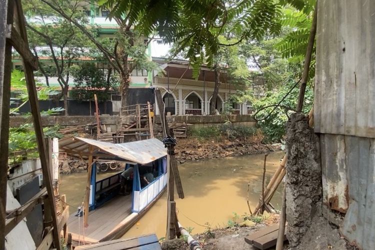 JPO Gantikan Getek di Kali Pesanggrahan Jaksel, Penarik Minta Tak Dibangun di Lintasannya