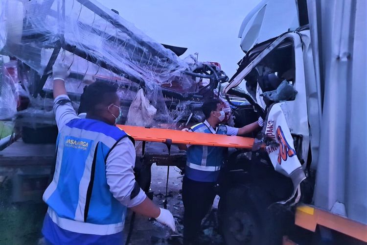 Diduga hilang kendali sebuah sopir truk box paket terlibat kecelakaan beruntun dengan 2 truk pengangkut combi di tol Ngawi – Solo. Akibat kecelakaan tersebut sopir cadangan truk box paket tewas dilokasi karena tergenjet bodi truk.