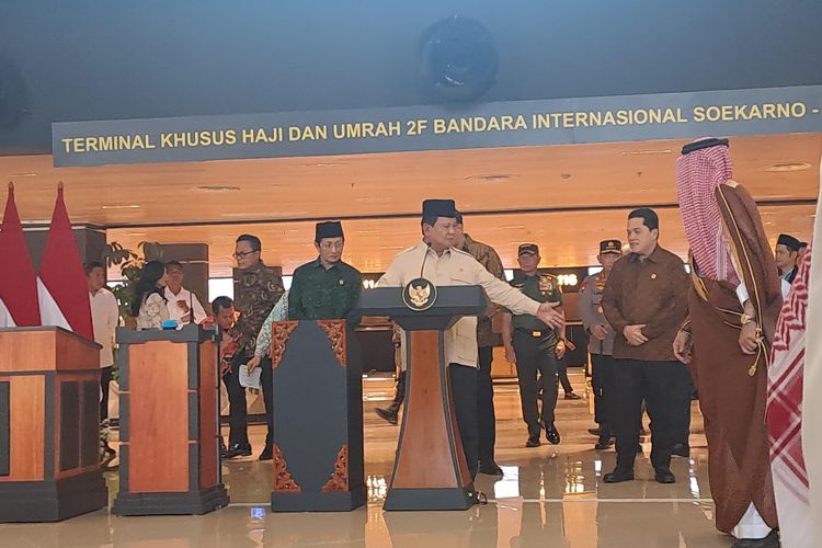 Momen Prabowo Cari Menhan Sjafrie Sjamsoeddin di Terminal Khusus Haji: Siapa Tahu Hilang
