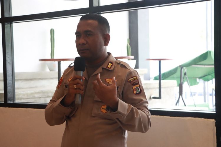 Kapolres Jayapura, AKBP Fredrickus W.A. Maclarimboen, saat memberikan arahan di Kabupaten Jayapura, Papua, belum beberapa hari yang lalu.