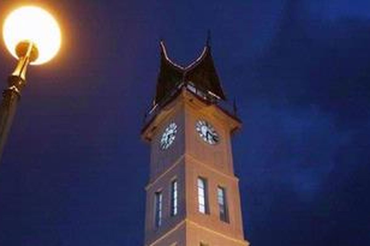 Wisatawan mengunjungi lokasi wisata Jam Gadang di alun-alun Kota Bukit Tinggi, Sumatra Barat, Rabu (14/10). Jam gadang sebagai landmark Kota Bukit Tinggi didirikan oleh Controleur Rook Maker pada tahun 1926 sebagai hadian dari ratu Belanda. Bangunan ini dirancang oleh Putra Minangkabau Jazid dan Sutan Gigih Ameh. 