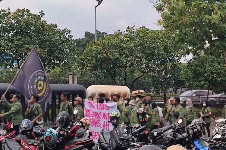 Selain elemen serikat buruh, sejumlah mahasiswa tampak juga menggelar demonstrasi di kawasan Gedung DPR/MPR RI, Jakarta Pusat, Rabu (10/8/2022).