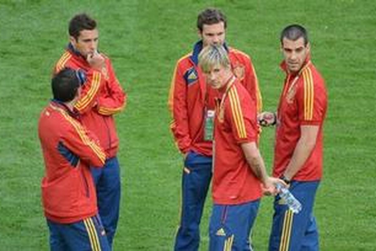 Striker Spanyol, Fernando Torres (tengah), kemungkinan langsung dipasang saat Spanyol menghadapi Irlandia pada laga Grup C, Kamis (14/6/2012).