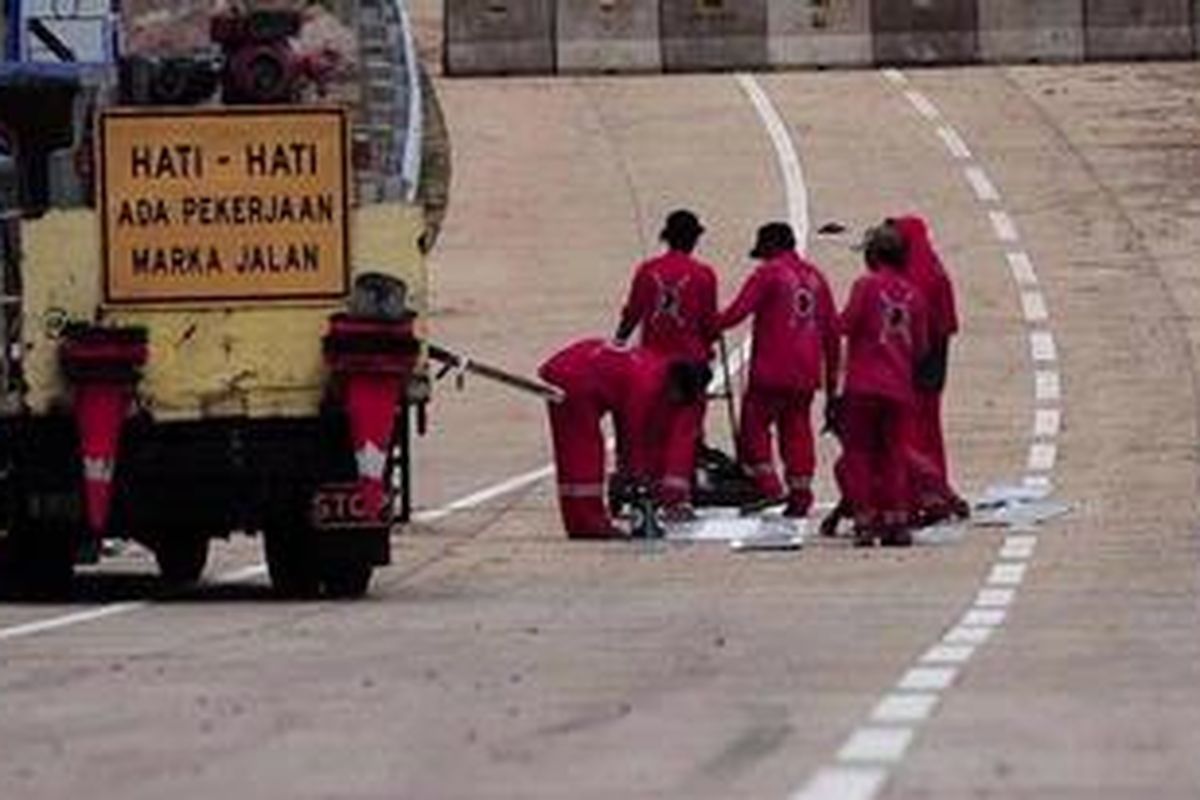 sejumlah pekerja sedang mengecat marka Jalan Tol Semarang-Solo di Kecamatan Tembalang, Kota Semarang, Jawa Tengah yang masih dalam tahap penyelesaian, Jumat (27/8/2010). Rencananya sebagian ruas tol tersebut nantinya akan dibuka untuk melayani arus mudik Lebaran. 