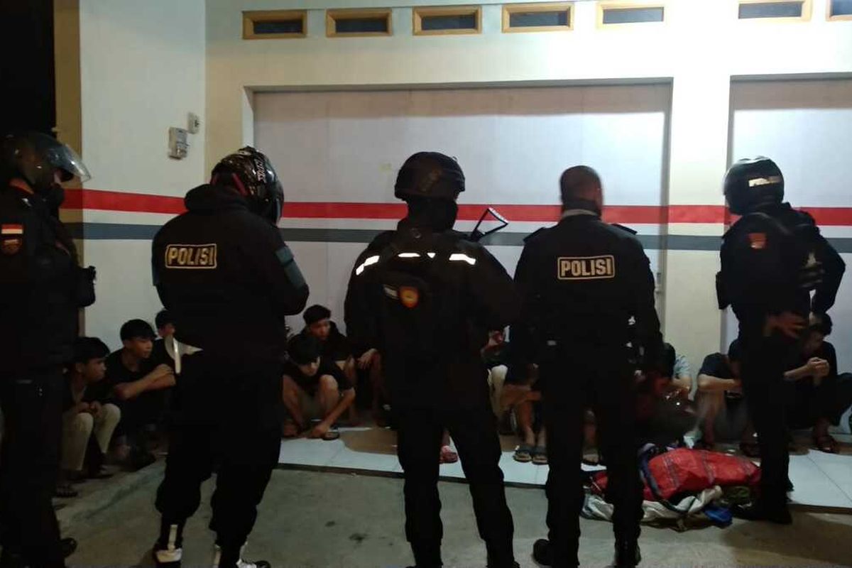 Tim Maung Galunggung Polresta Tasikmalaya, Jawa Barat, mengamankan puluhan remaja berstatus pelajar yang hendak perang sarung dengan senjata batu dibuntal kain sarung di Jalan Lingkar Utara, Purbaratu, Kota Tasikmalaya, Minggu (26/3/2023).
