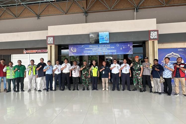 Para petugas pengamanan libur Lebaran di Bandara Sentani, saat berada di depan Bandara Sentani, Kabupaten Jayapura, Papua, Rabu (3/4/2023), usai melakukan upacara penutupan Posko Pengamanan Lebaran tahun 2023.