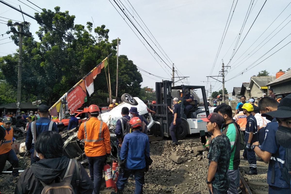 Sebuah mobil tertabrak KRL di perlintasan kereta antara Stasiun Depok dan Citayam, Rabu (20/4/2022). 
