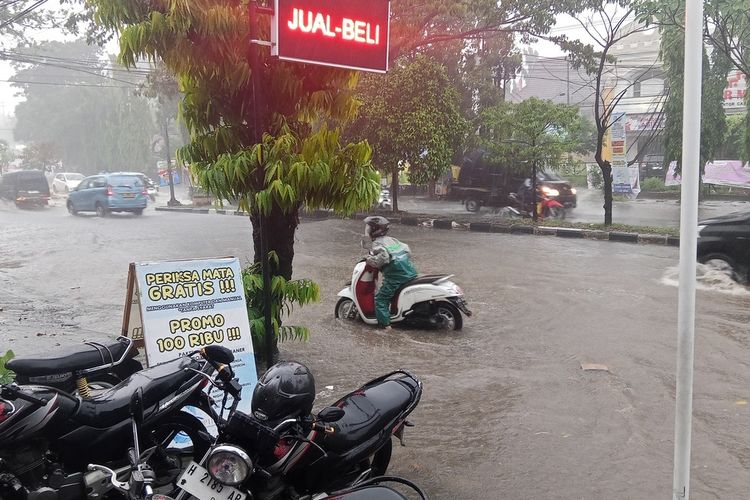 Salah satu pengendara yang melintas di Jl. Prof. Dr. Hamka, Kota Semarang, Jawa Tengah, Jumat (1/11/2024).