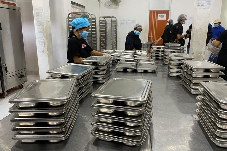 Suasana proses pengemasan MBG di SPPG Palmerah.