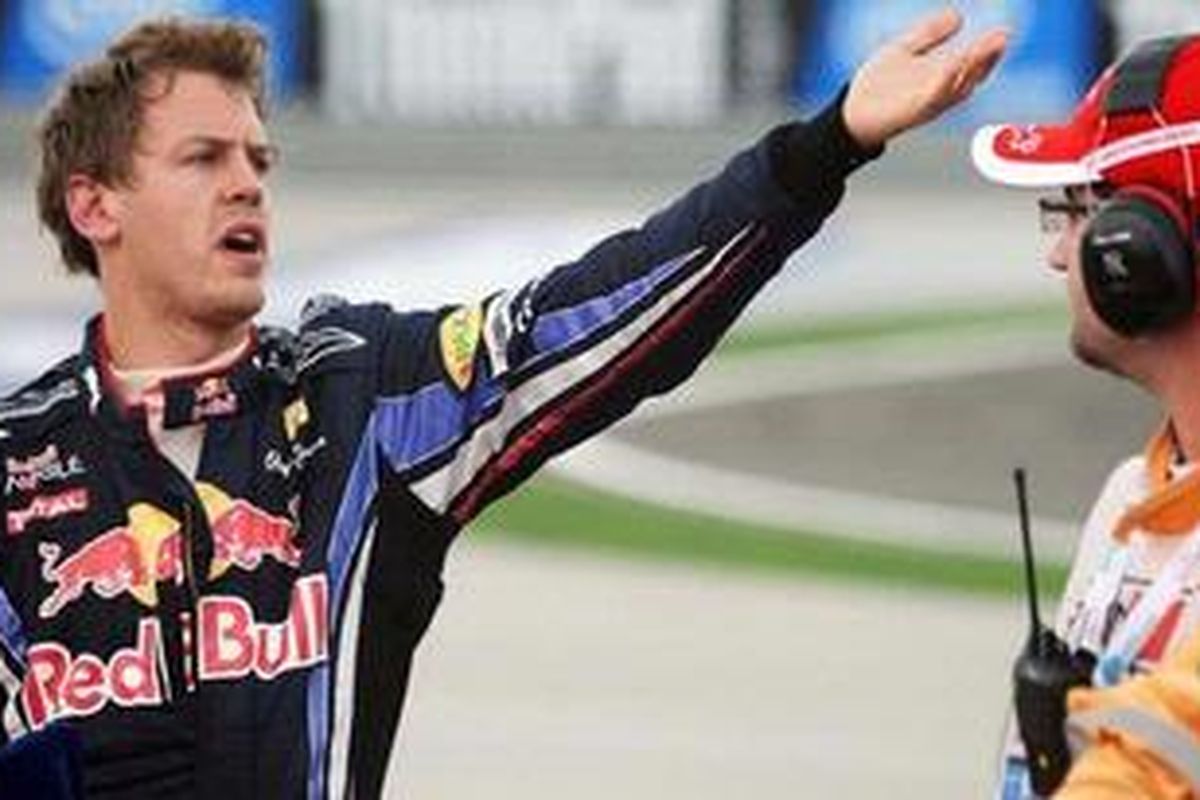 Gaya pebalap Red Bull Racing, Sebastian Vettel, yang terpaksa meninggalkan lomba di Sirkuit Istanbul Park, Minggu (30/5/10), setelah mobilnya bersenggolan dengan rekan setim, Mark Webber.