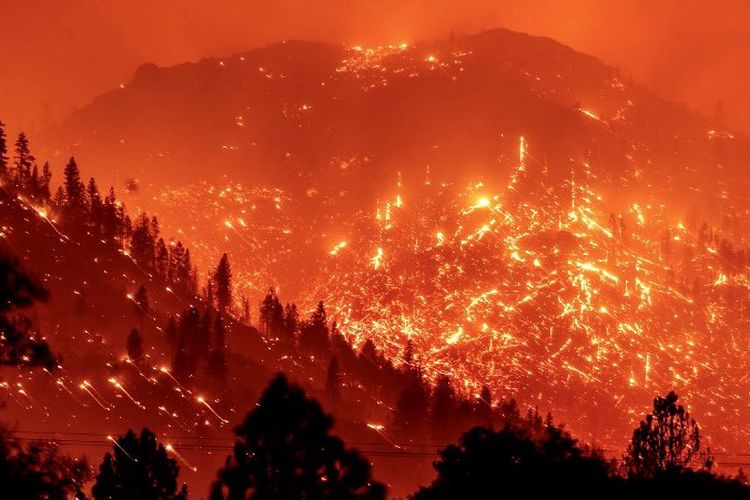 Foto kebakaran Caldor AS di Sierra at Tahoe, lebih banyak evakuasi di #SouthLakeTahoe karena panas tinggi dan angin memicu penyebaran meluas. 