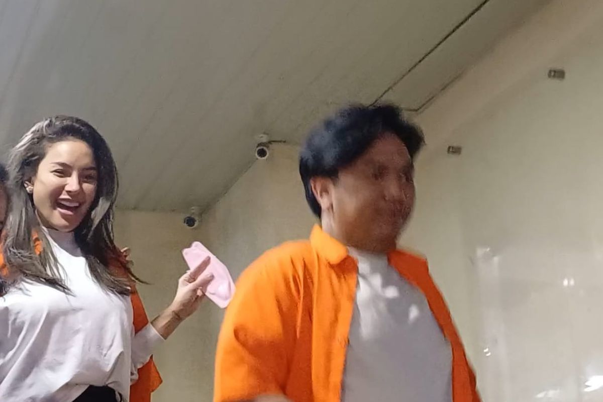 Artis Nikita Mirzani tetap tersenyum saat mengenakan rompi oranye dan hendak ditahan bersama asistennya, Mail Syahputra, di Polda Metro Jaya, Jakarta Pusat, Selasa (4/3/2025).