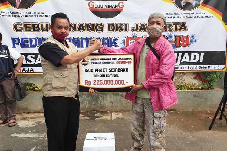 Gebu Minang Jakarta bantu 1,500 paket sembako untuk warga Minang di Jakarta, Selasa (28/4/2020)