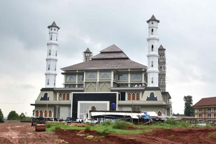 Cawagub Dedi Mulyadi melihat langsung masjid megah yang dibangun semasa kepemimpinannya di bekas lokalisasi prostitusi Cilodong, Purwakarta, Senin (12/3/2018).