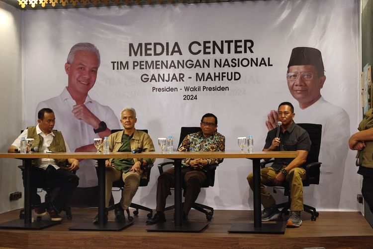 Jumpa pers bakal calon presiden dan wakil presiden usungan PDI-P, PPP, Perindo dan Hanura, Ganjar Pranowo dan Mahfud MD, Minggu (22/10/2023).