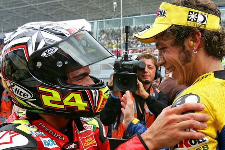 Toni Elias of Spain (L) celebrates with Valentino Rossi (R) of Italy after he won the Moto GP race for the Grand Prix of Portugal in Estoril 15 October 2006. Toni Elias carried off the event, Valentino Rossi of Italy finished second and US Kenny Roberts placed third.
         AFP PHOTO/ NICOLAS ASFOURI. / AFP PHOTO / NICOLAS ASFOURI