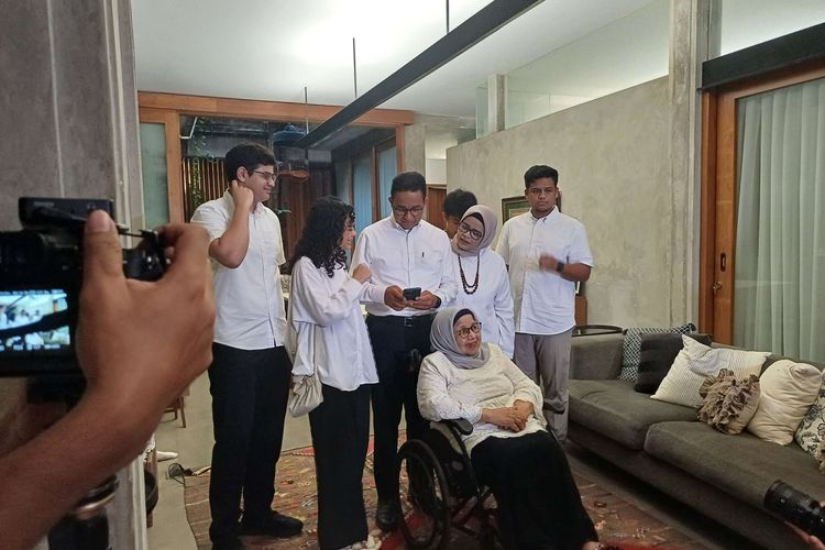 Ibunda Anies Baswedan, Aliyah Rasyid (menggunakan kursi) jelang pencoblosan di TPS 060 Lebak Bulus, Jakarta Selatan, Rabu (14/2/2024).