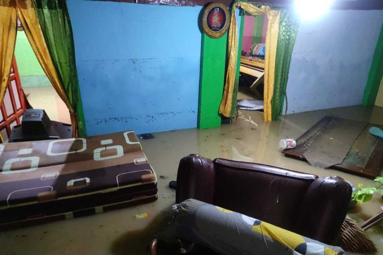 Kondisi rumah warga di Kabupaten Lahat, Sumatera Selatan terendam banjir akibat meluapnya sungai Lematang karena hujan deras.
