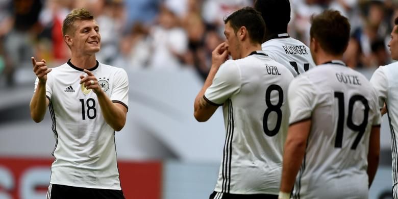 Reaksi gelandang Jerman, Toni Kroos, saat melawan Hungaria pada uji coba di Veltins Arena, 4 Juni 2016.
